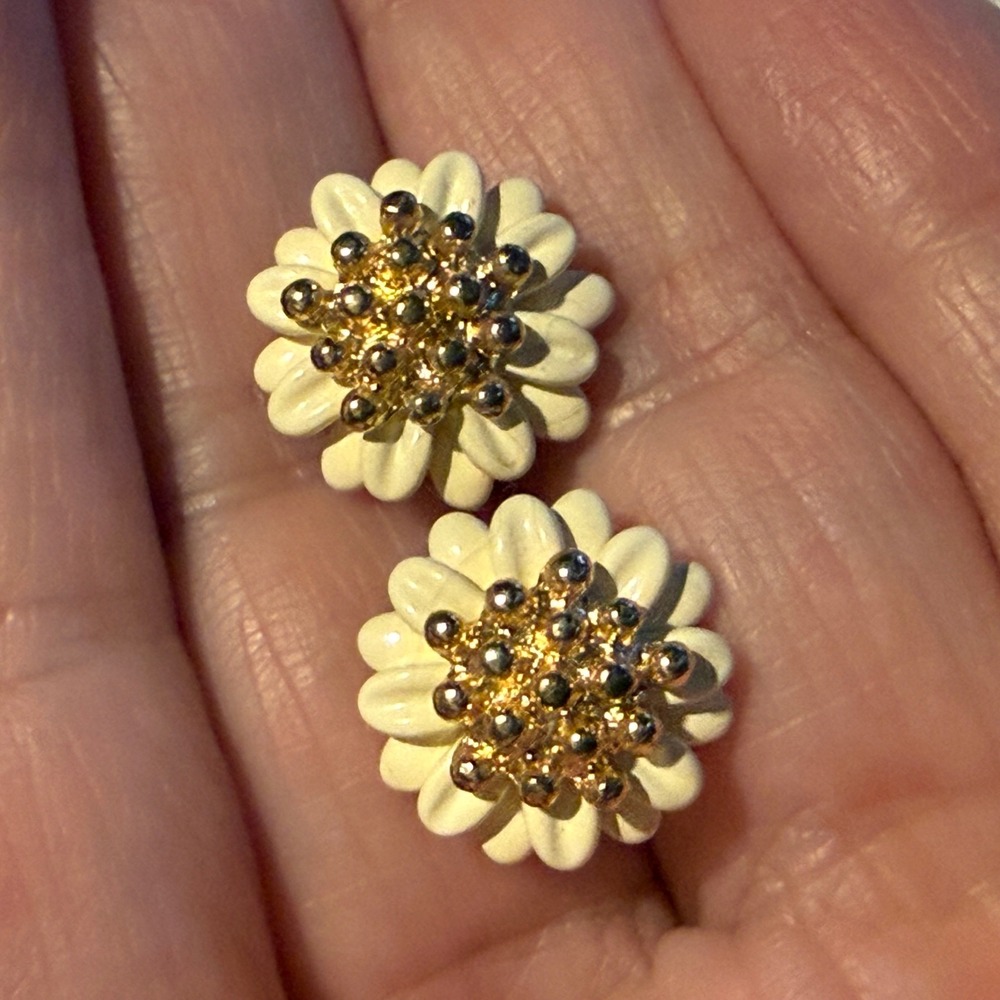 Unbranded Stud Earrings OS Cream Gold Daisy Floral Enamel Cottagecore Retro